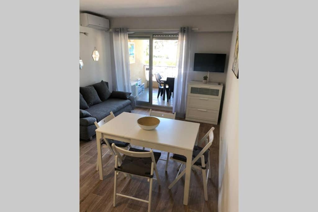 Studio Port De Hyeres Proche Des Plages Bagian luar foto